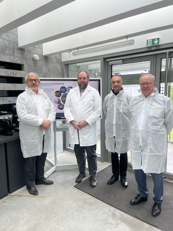 Visite des laboratoires CYU par le maire d'Argenteuil 
