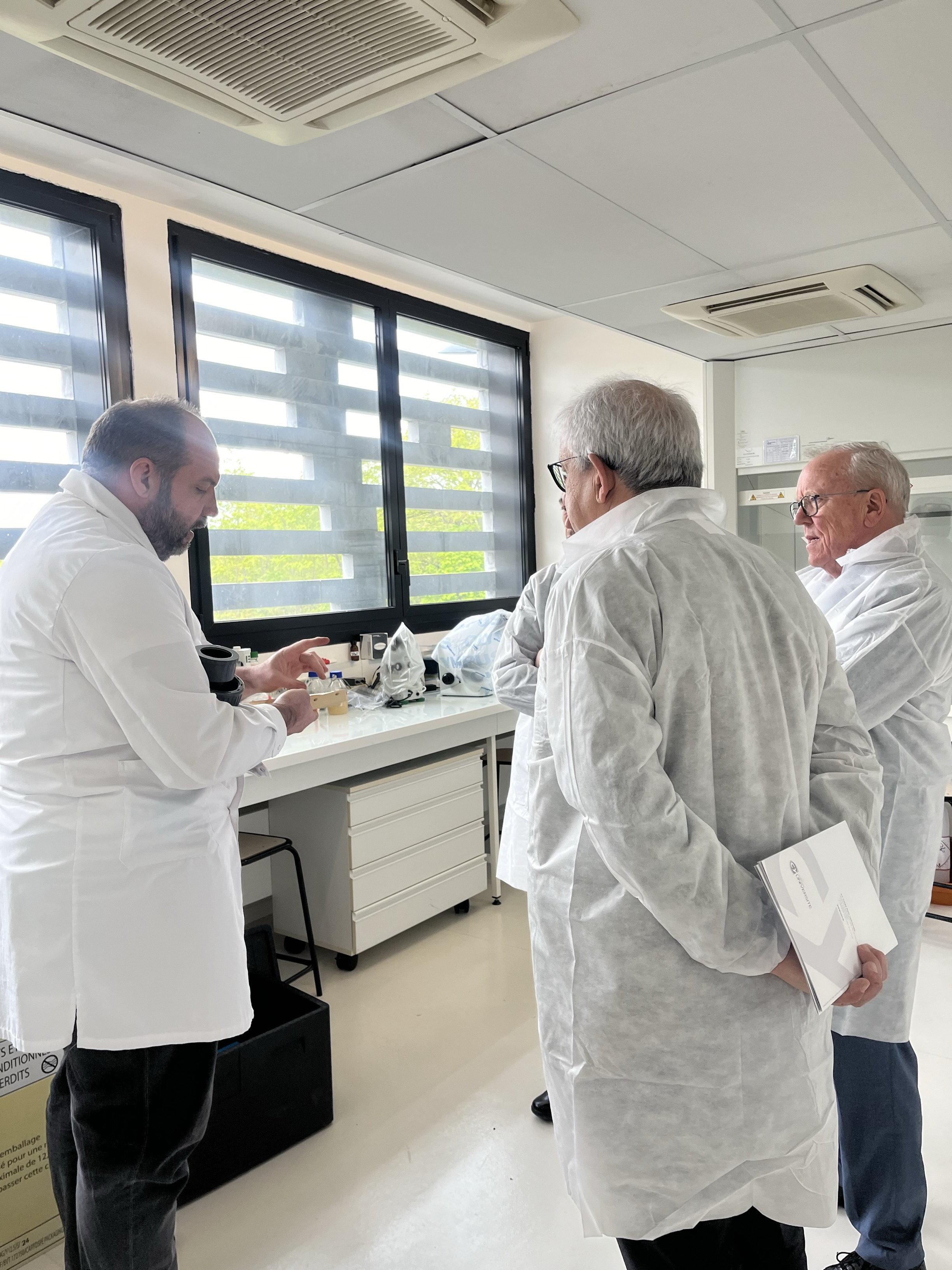 Visite des laboratoires CYU par le maire d'Argenteuil 