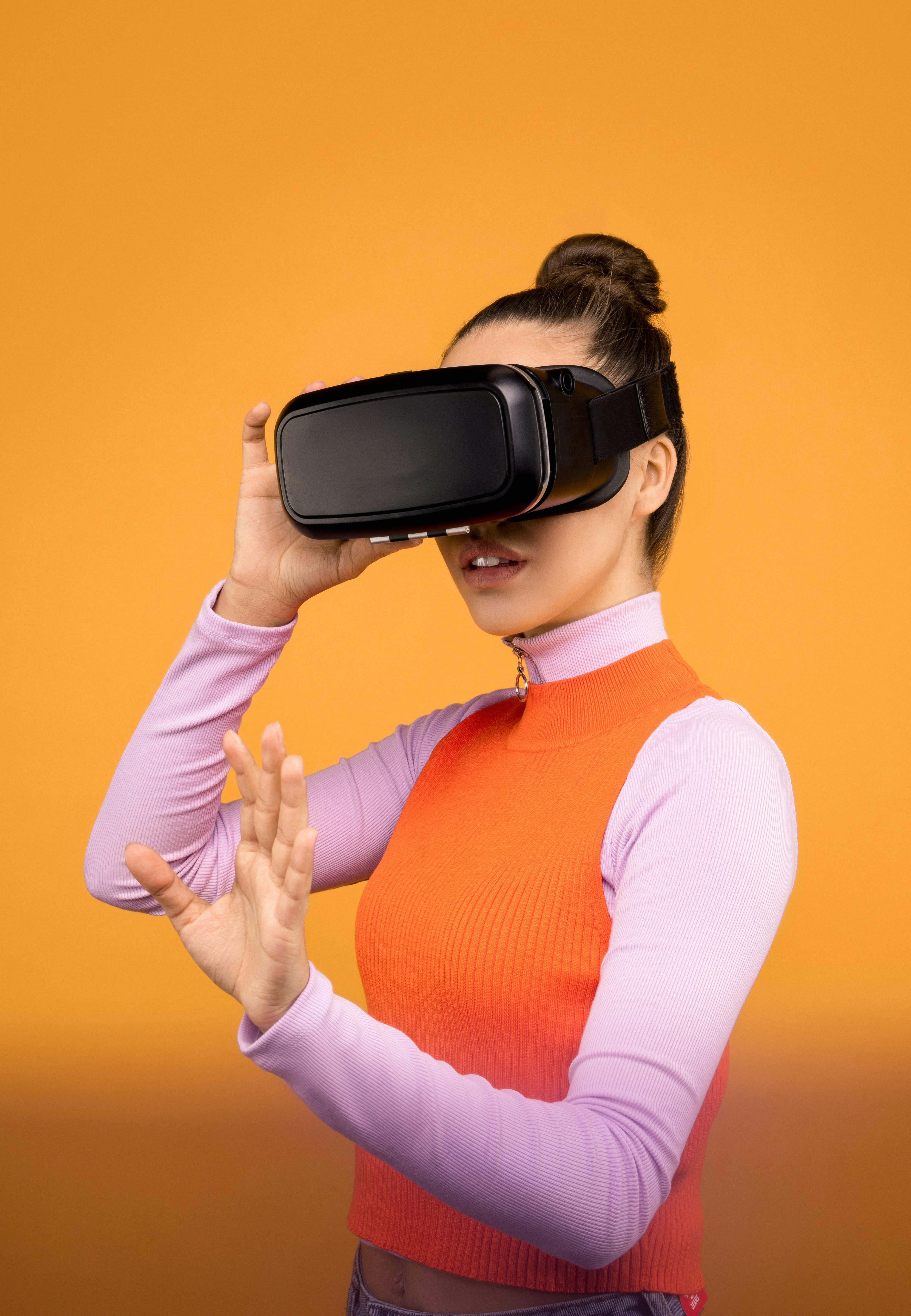 Femme portant un casque de réalité virtuelle