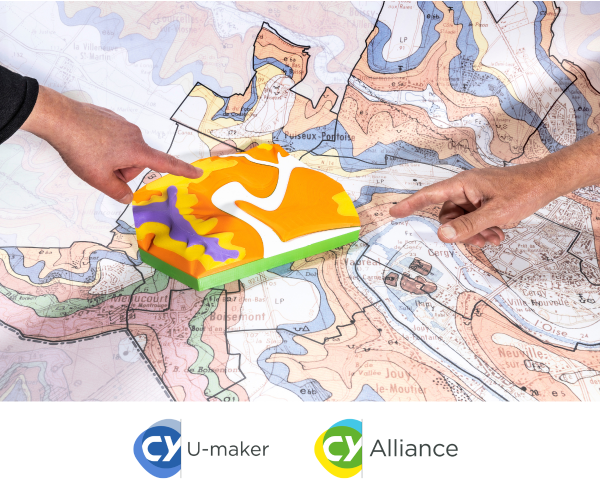 Deux mains pointant une maquette 3D de géologie sur une carte